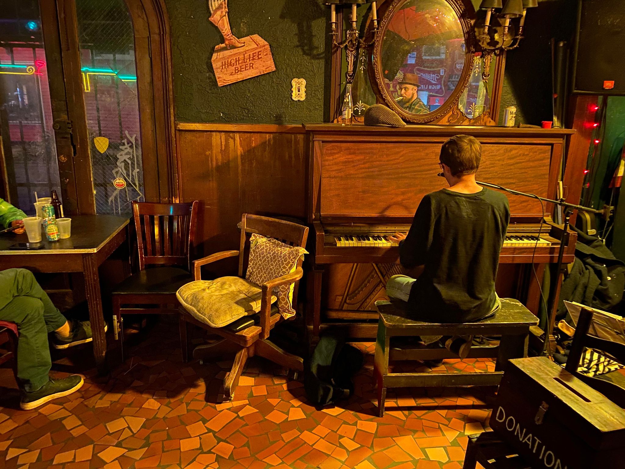 Solo Pianist in barrom